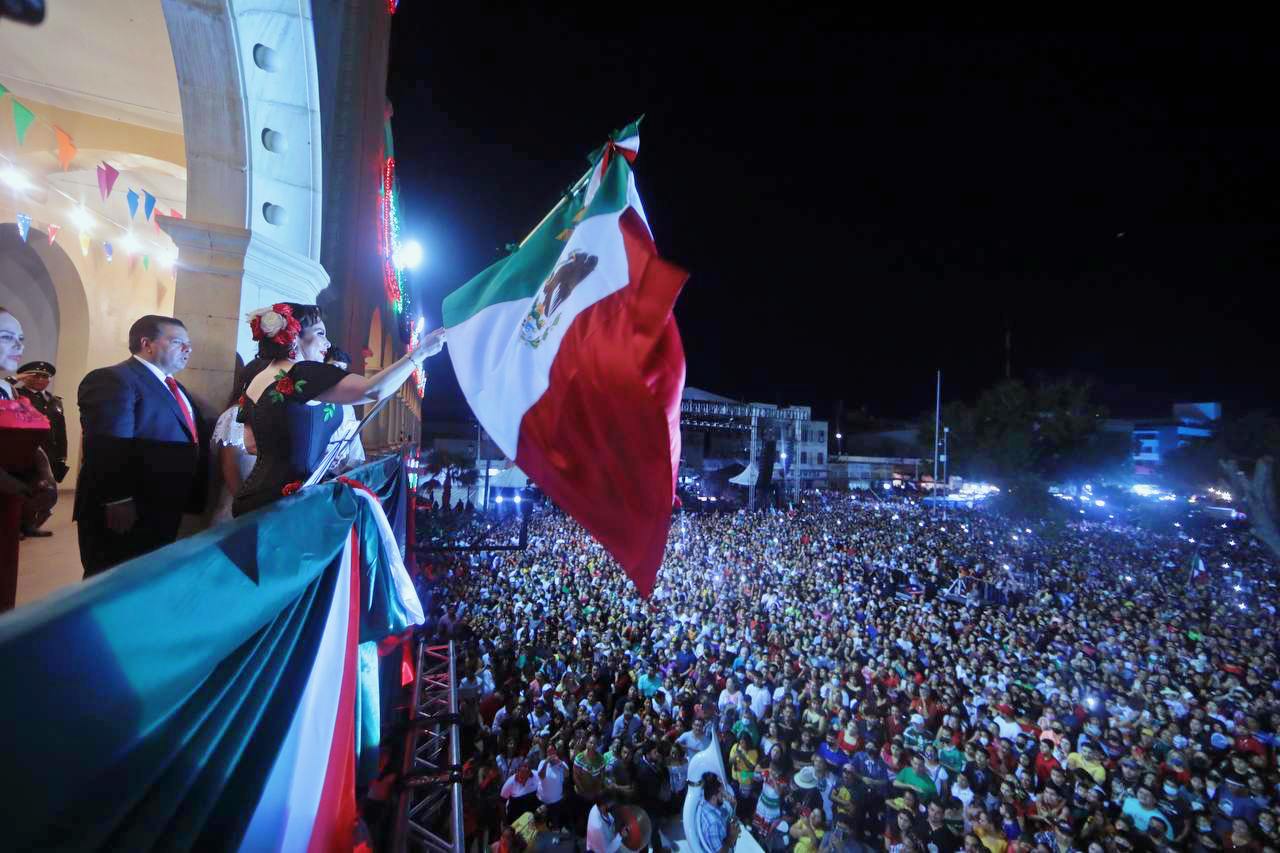 Celebran miles de neolaredenses Grito de Independencia