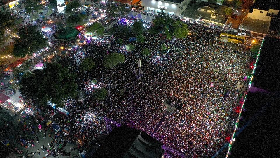 Celebran miles de neolaredenses Grito de Independencia