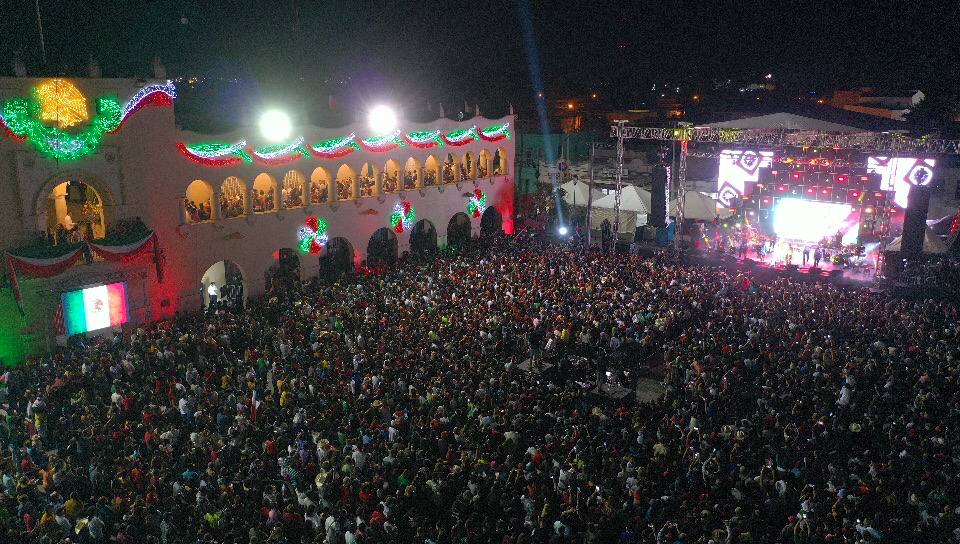 Disfrutan más de 45 mil neolaredenses fiesta por la Independencia de México