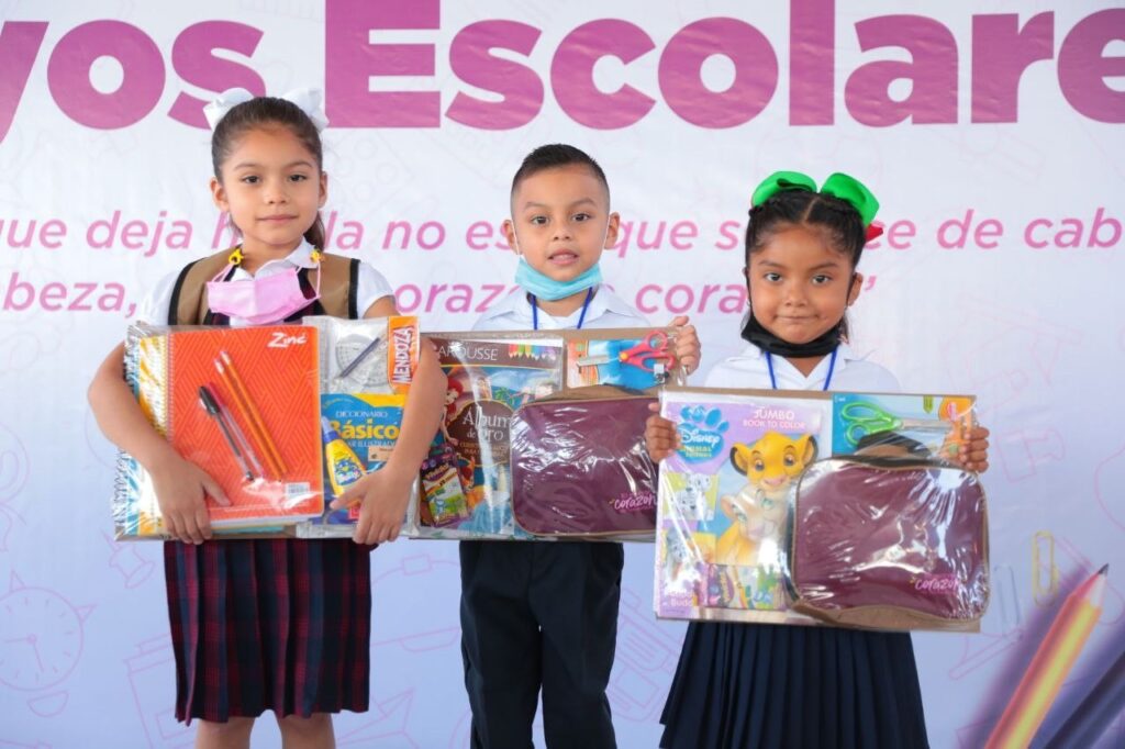 Inicia Carmen Lilia Canturosas entrega de uniformes y útiles escolares; beneficiarán a miles de estudiantes