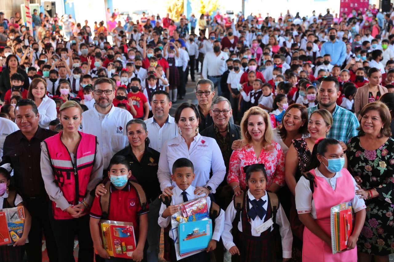 Inicia Carmen Lilia Canturosas entrega de uniformes y útiles escolares; beneficiarán a miles de estudiantes