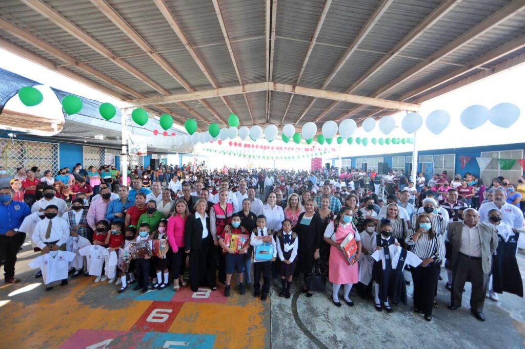 Inicia Carmen Lilia Canturosas entrega de uniformes y útiles escolares; beneficiarán a miles de estudiantes