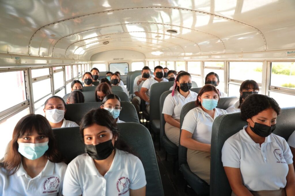 Agradecen estudiantes y maestros el programa de Transporte Escolar