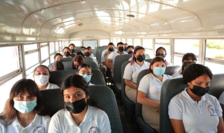 Agradecen estudiantes y maestros el programa de Transporte Escolar