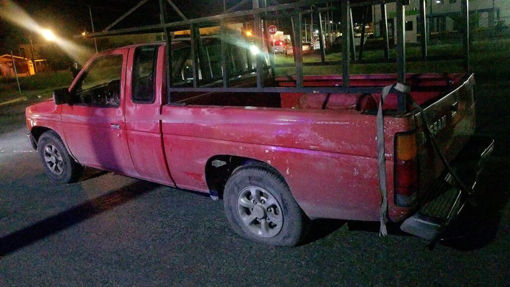 Por pasarse un alto impacta contra una camioneta en Nuevo Laredo