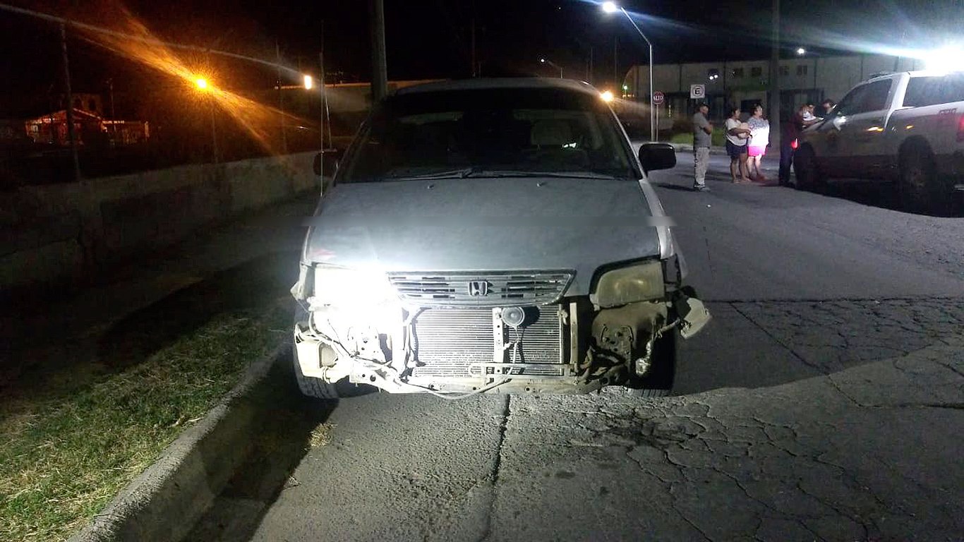 Por pasarse un alto impacta contra una camioneta en Nuevo Laredo