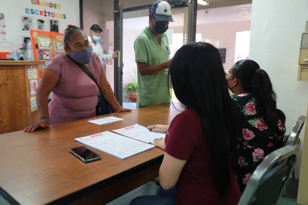 Responden ciudadanos a convocatoria para becas UNE; agradecen apoyo a la educación