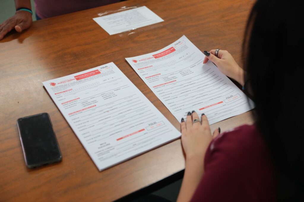 Responden ciudadanos a convocatoria para becas UNE; agradecen apoyo a la educación