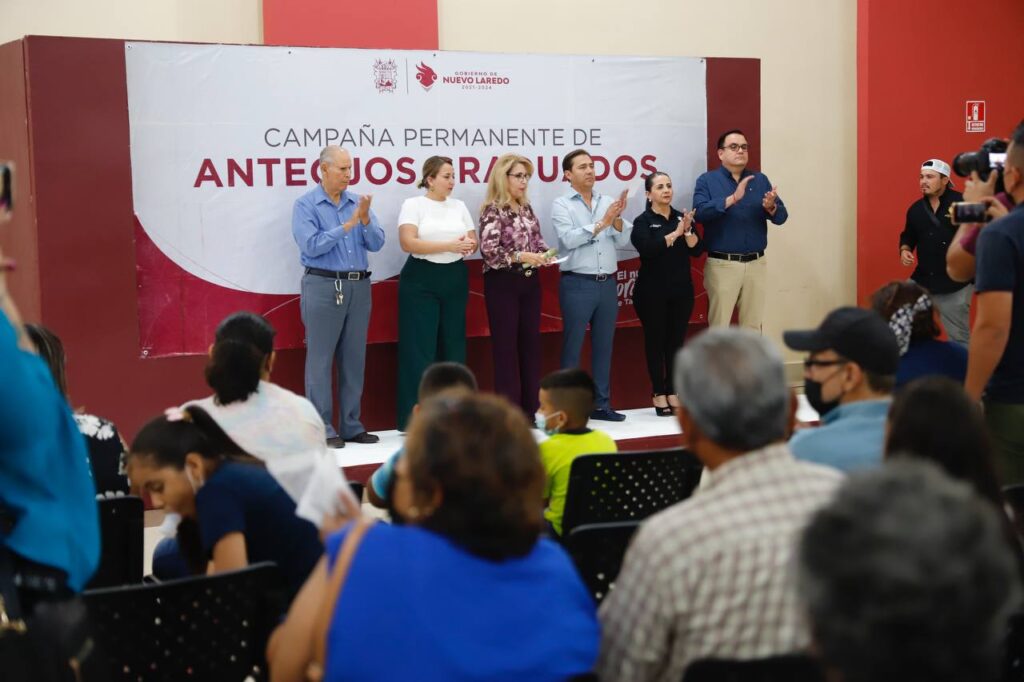 Agradecen neolaredenses Campaña Permanente de Anteojos Graduados