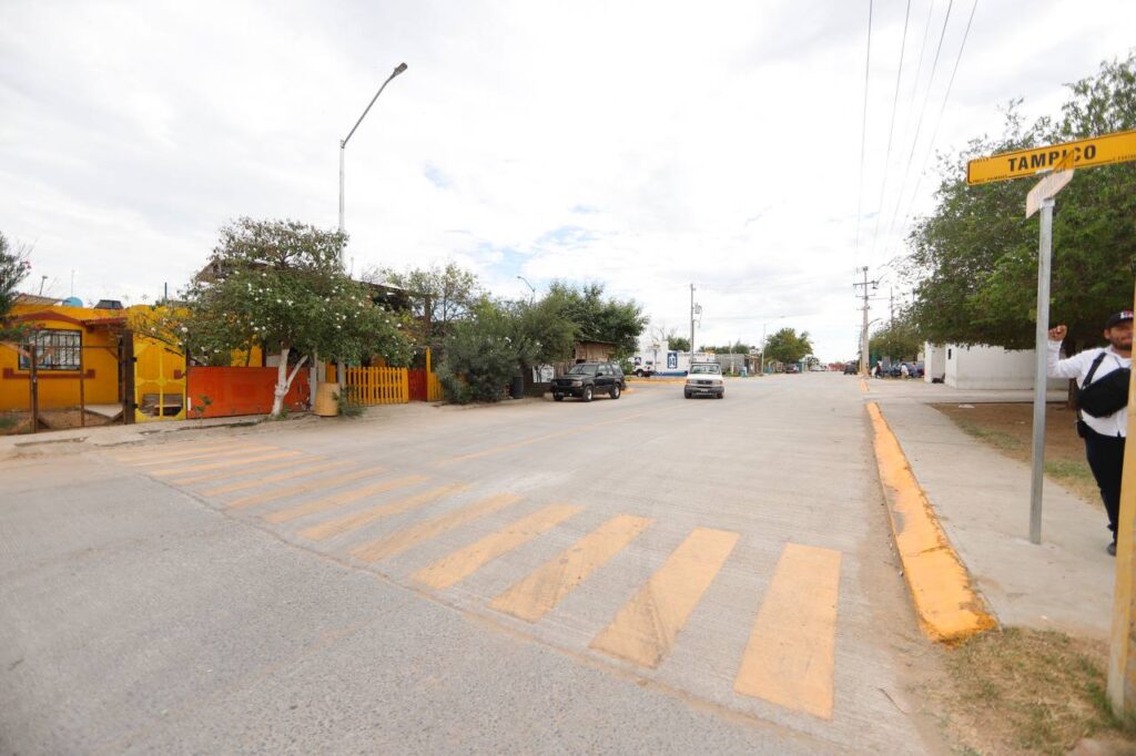 Entrega Carmen Lilia tres repavimentaciones con concreto hidráulico en la colonia Palmares