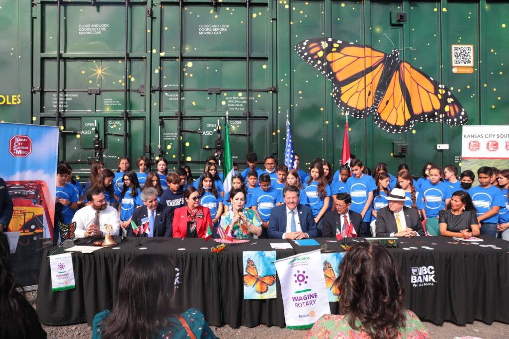 Firma Carmen Lilia Canturosas acuerdo internacional para el rescate de la mariposa Monarca