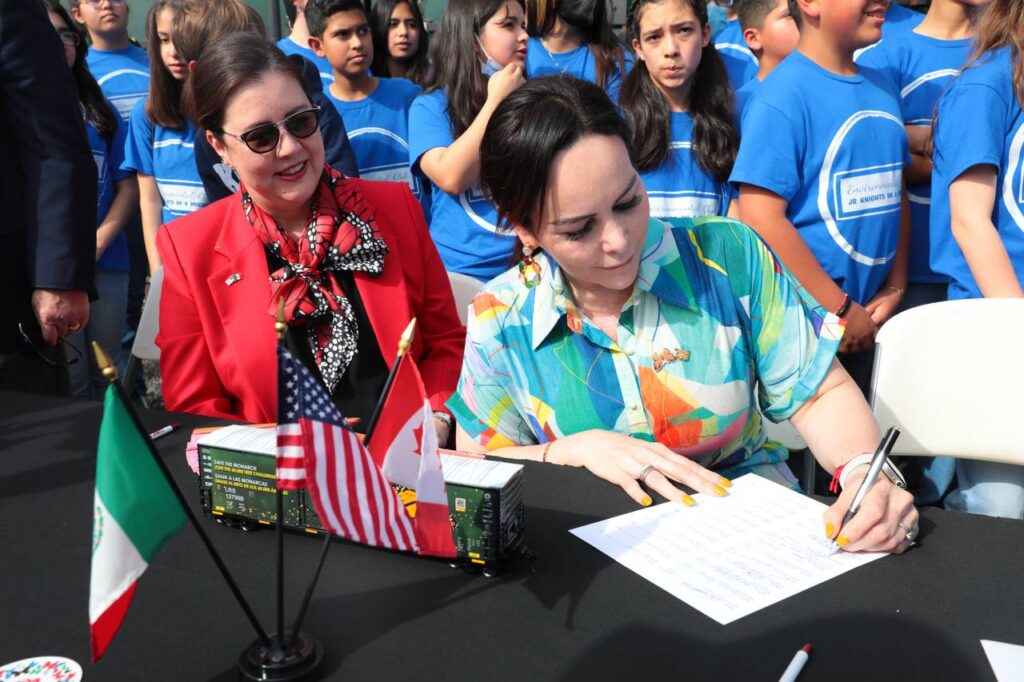 Firma Carmen Lilia Canturosas acuerdo internacional para el rescate de la mariposa Monarca