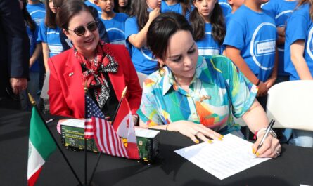 Firma Carmen Lilia Canturosas acuerdo internacional para el rescate de la mariposa Monarca