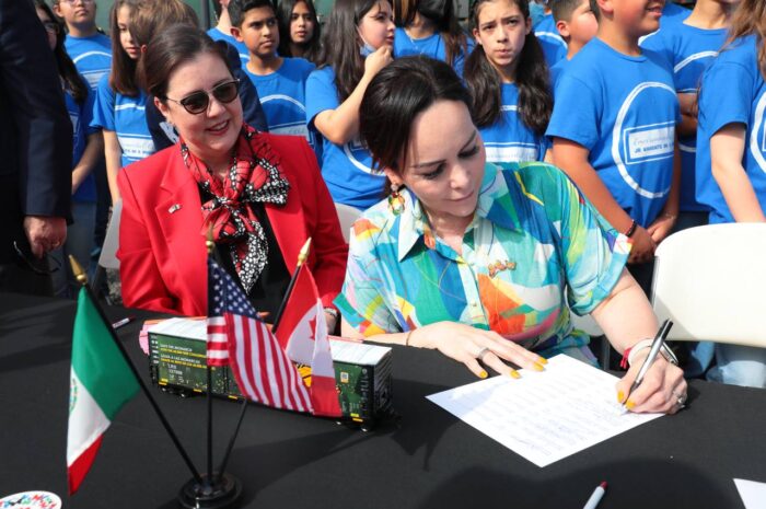 Firma Carmen Lilia Canturosas acuerdo internacional para el rescate de la mariposa Monarca