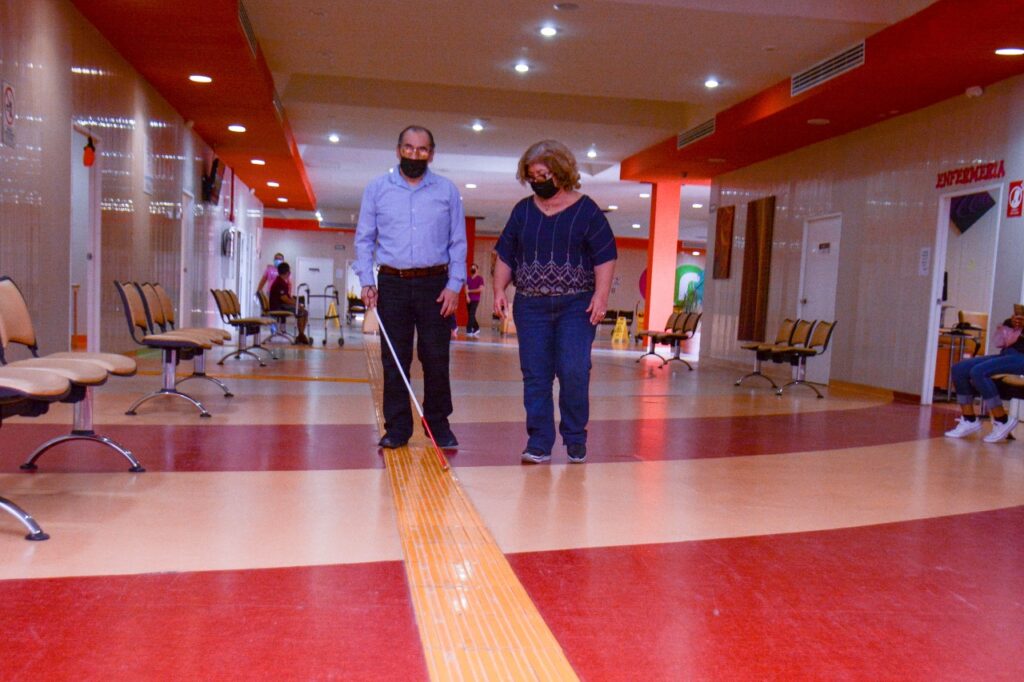 Imparten clases gratuitas de braille y bastón en centro de rehabilitación integral del DIF Nuevo Laredo