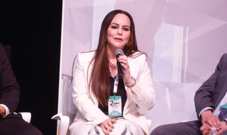 Expone Carmen Lilia Canturosas proyectos estratégicos para Nuevo Laredo en Foro INDEX