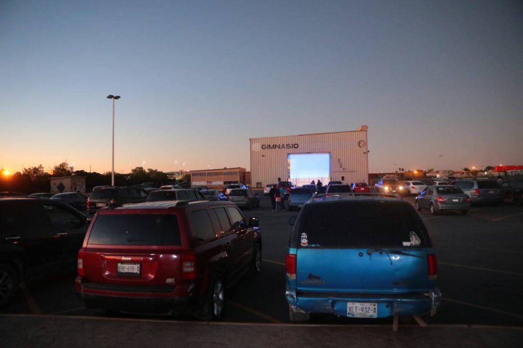 Disfrutan jóvenes neolaredenses de Autocinema