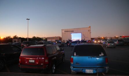 Disfrutan jóvenes neolaredenses de Autocinema