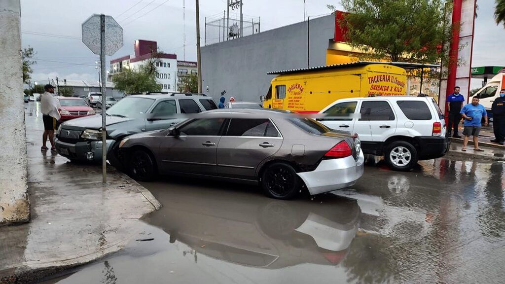 Provoca aparatoso choque por ignorar un alto en Nuevo Laredo