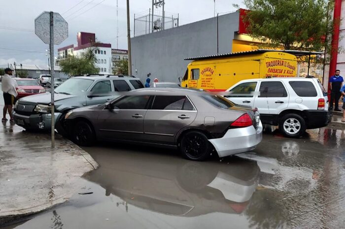 Provoca aparatoso choque por ignorar un alto en Nuevo Laredo