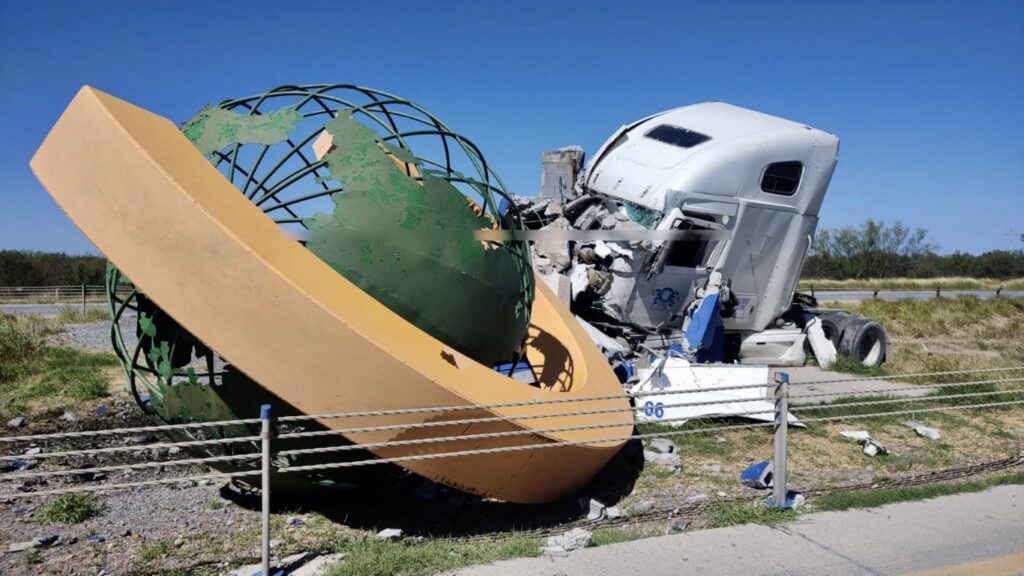 Trailero choca contra monumento y resulta herido en Nuevo Laredo