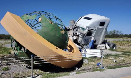 Trailero choca contra monumento y resulta herido en Nuevo Laredo