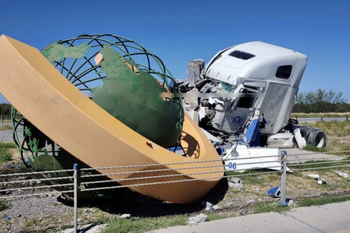 Trailero choca contra monumento y resulta herido en Nuevo Laredo