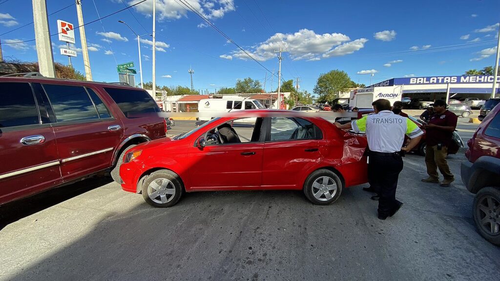 Choque múltiple deja una mujer herida en Nuevo Laredo