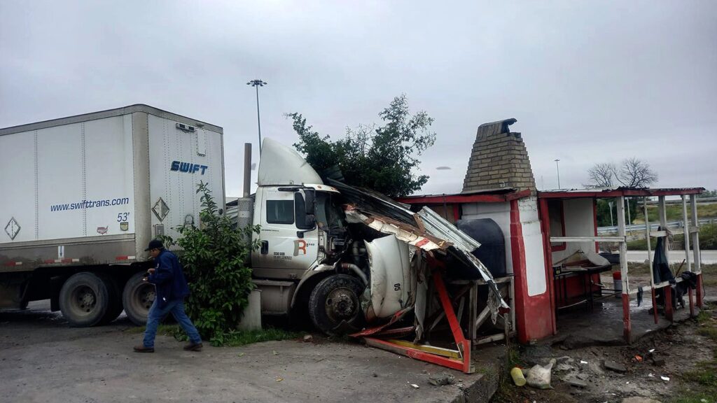 Tráiler choca y destroza puesto de comida en Nuevo Laredo