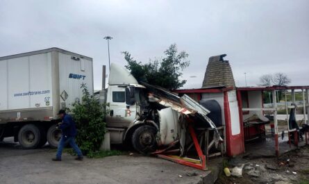 Tráiler choca y destroza puesto de comida en Nuevo Laredo