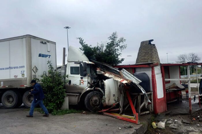 Tráiler choca y destroza puesto de comida en Nuevo Laredo