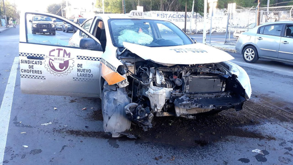 Se pasa el rojo y lo choca un taxi en Nuevo Laredo