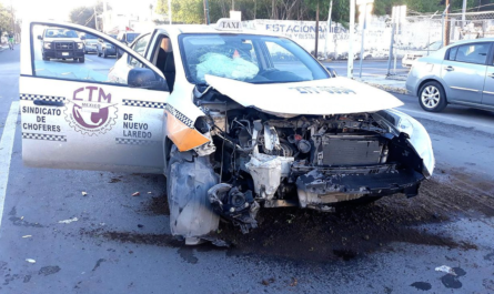 Se pasa el rojo y lo choca un taxi en Nuevo Laredo