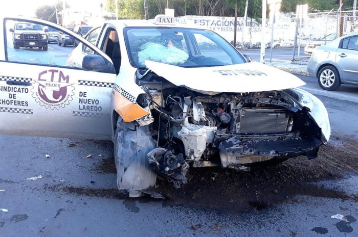 Se pasa el rojo y lo choca un taxi en Nuevo Laredo