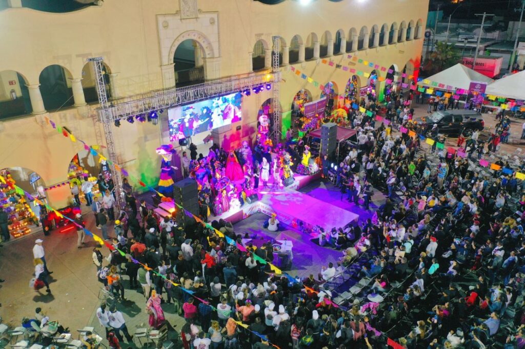 Disfrutan neolaredenses del Festival de la Catrina