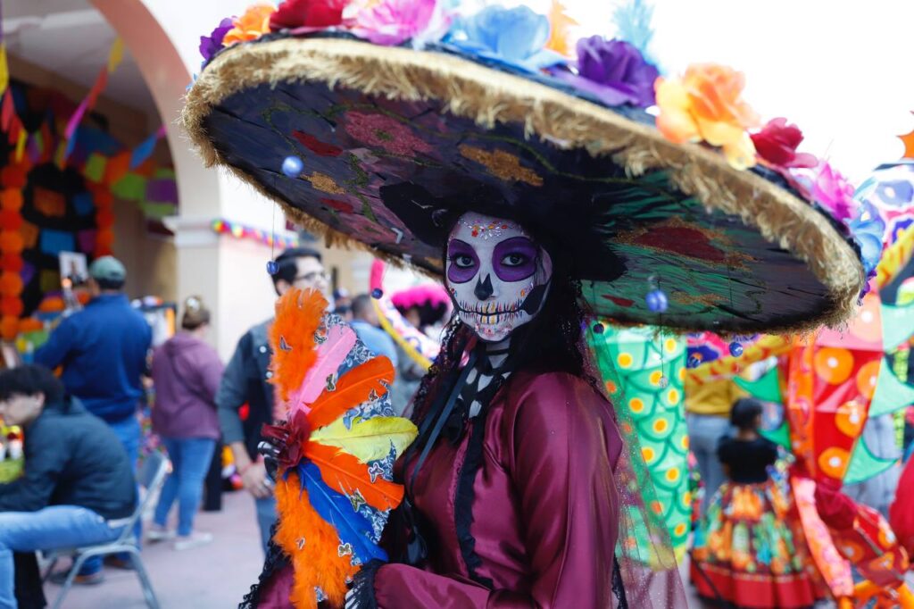 Disfrutan neolaredenses del Festival de la Catrina