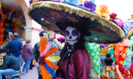 Disfrutan neolaredenses del Festival de la Catrina