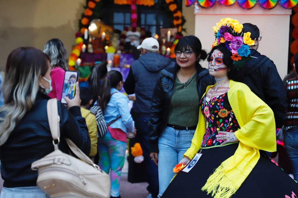 Disfrutan neolaredenses del Festival de la Catrina