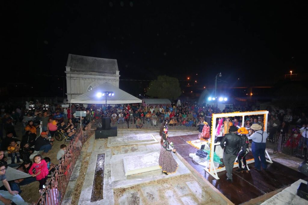 Celebran familias Día de Muertos en Panteón Municipal de Nuevo Laredo