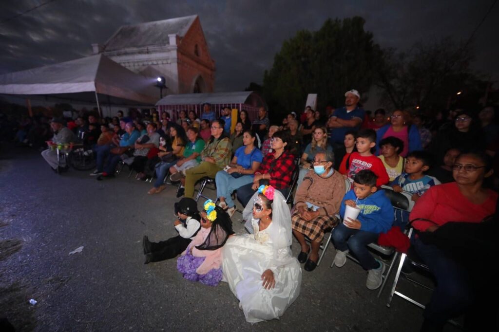 Celebran familias Día de Muertos en Panteón Municipal de Nuevo Laredo