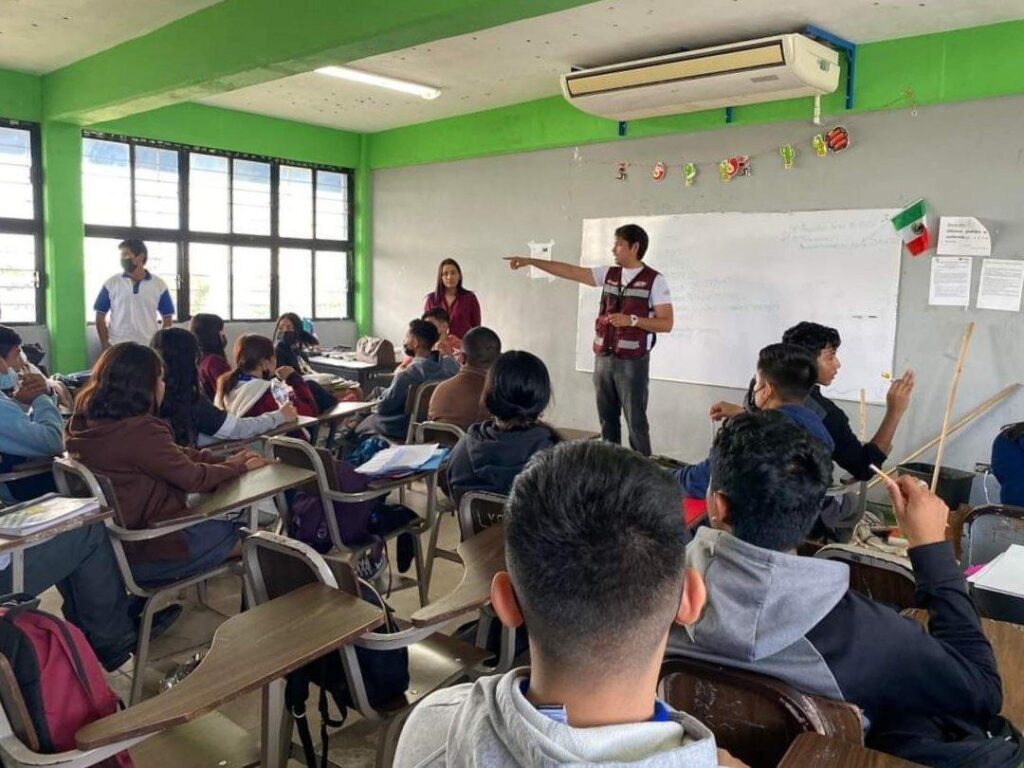 Orienta IMJUVE a estudiantes para elegir carrera profesional