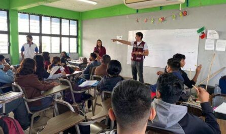 Orienta IMJUVE a estudiantes para elegir carrera profesional