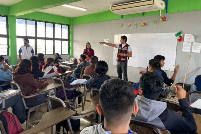 Orienta IMJUVE a estudiantes para elegir carrera profesional