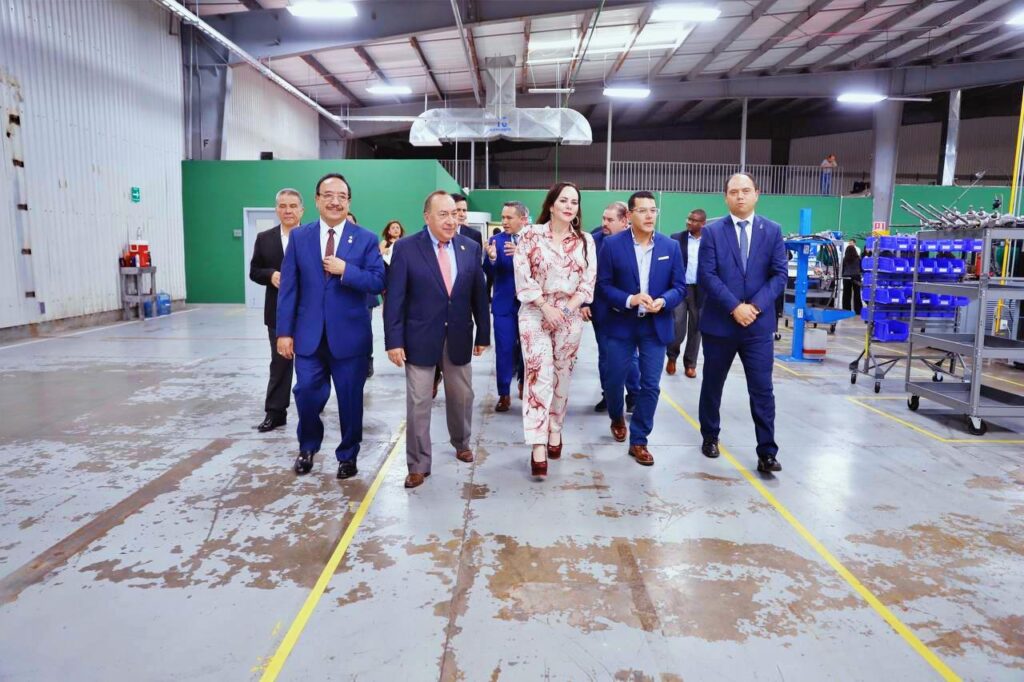 Continúa crecimiento industrial en Nuevo Laredo; inaugura Carmen Lilia Canturosas nueva maquiladora