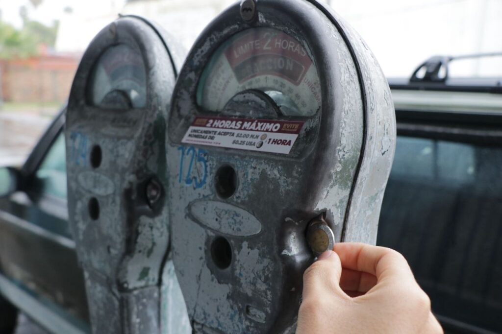 Responden neolaredenses a buen uso de estacionómetros