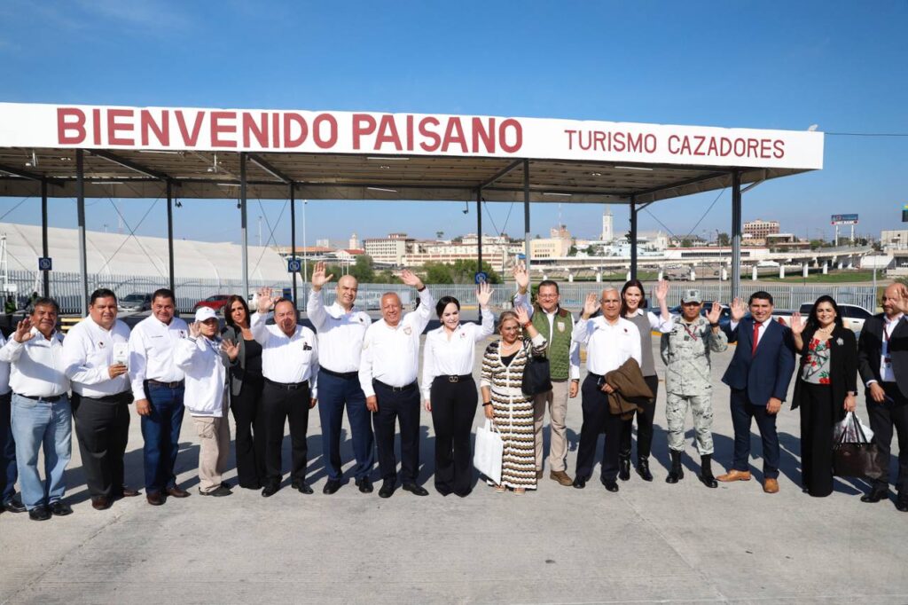 Dan bienvenida a paisanos alcaldesa y autoridades federales; recorren Pabellón Turístico