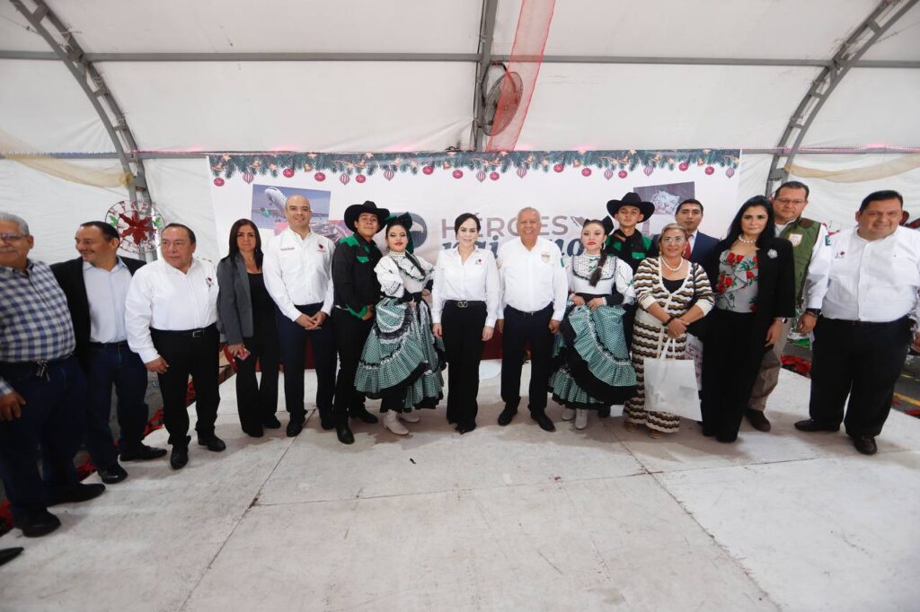 Dan bienvenida a paisanos alcaldesa y autoridades federales; recorren Pabellón Turístico