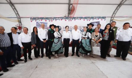 Dan bienvenida a paisanos alcaldesa y autoridades federales; recorren Pabellón Turístico