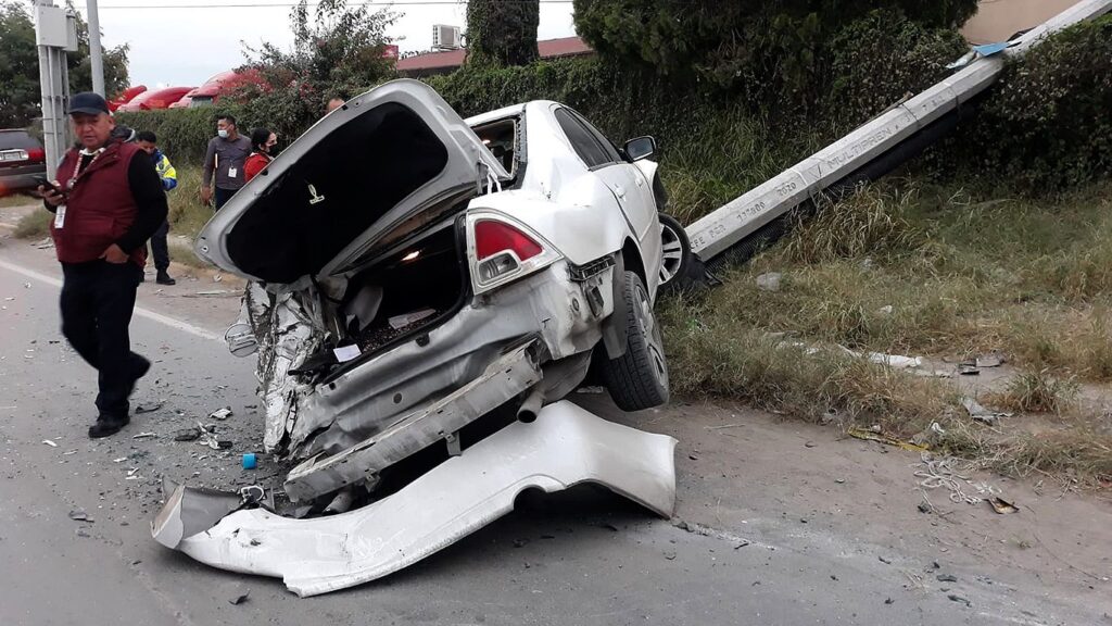 Tráiler se lleva arrastrando un coche en Nuevo Laredo