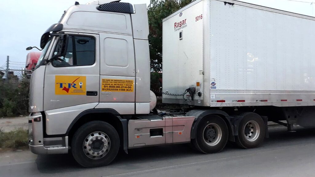 Tráiler se lleva arrastrando un coche en Nuevo Laredo